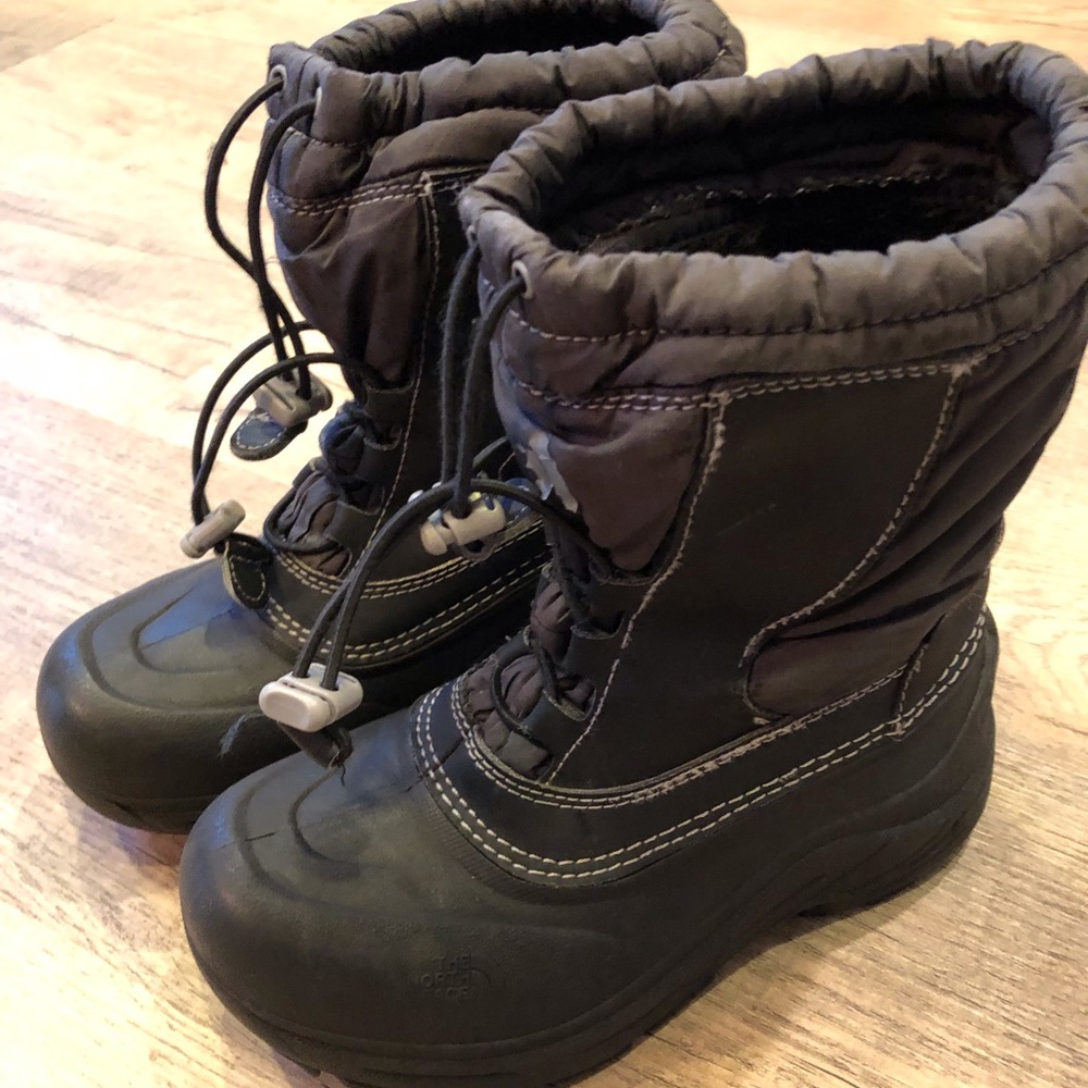 Kids Black Northface snow boots. Sturdy tread, easy to put on.